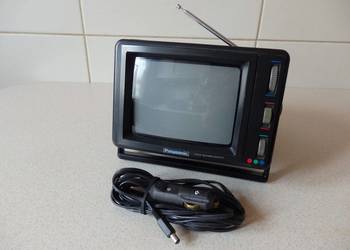 Zabytkowy, przenośny telewizor z lat 90-tych XX wieku.