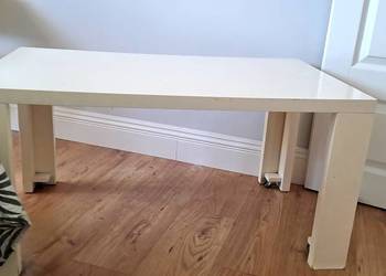elegancka, biała ława na kółkach