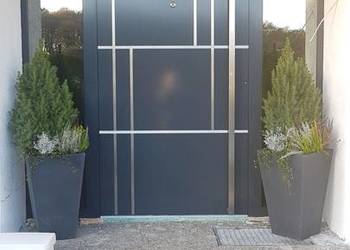 Drzwi wejściowe aluminiowe z 2 bocznymi panelami Schuco