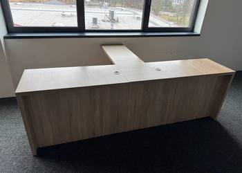 Komplet mebli biurowych – biurka, recepcja, stół konferencyjny