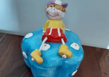 Cukiernica Szkatułka ceramiczna w kwiatki z figurką Chłopca