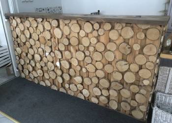 Rustykalny bar z drewna i palet