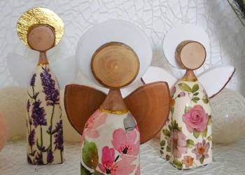 Zestaw trzech aniołków w prezentowym pudełku.