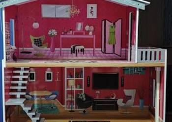 Duży drewniany domek dla lalek