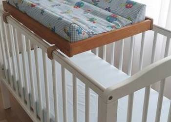 Drewniany przewijak niemowlęcy nakładka na łóżeczko.