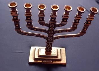 Mosiężna menora, Hen Holon - Israel, druga połowa XX w. Wysokość 24 cm.