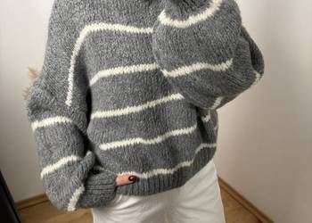 Szary, miękki damski sweter szary w białe paski – oversize, ciepły