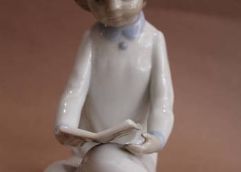 Figurka chłopca czytającego książkę, Hiszpania nr 1083 Figurka chłopca czytającego książkę, Hiszpania nr 1083