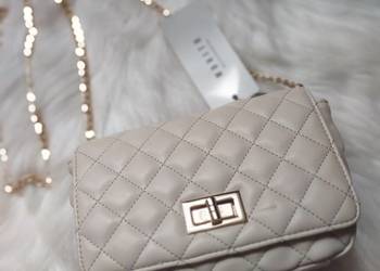 Torebka crossbody z łańcuszkiem / MOHITO