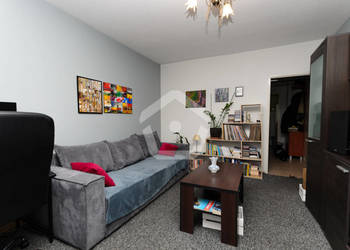 Dwustronna kawalerka z jasną kuchnią i balkonem