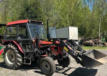 Ciągnik rolniczy Zetor 7011 z turem w komplecie widły i łyżka.