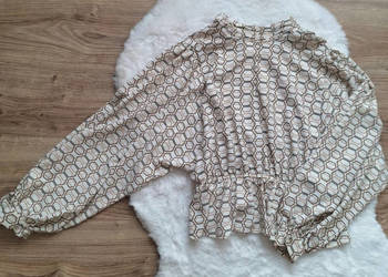 Pastelowa wzorzysta bluzka 36 z baskinką półgolf z wycięciem koszulowa Pastelowa wzorzysta bluzka 36 z baskinką półgolf z wycięciem koszulowa