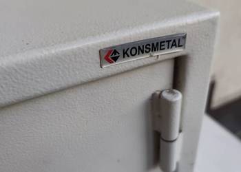 Używany pancerny sejf marki konsmetal, wykonany z solidnego metalu
