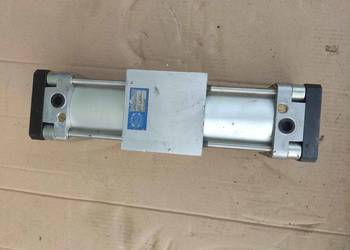 Siłownik pneumatyczny wahadłowy