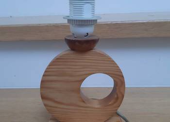 Drewniana lampa stołowa