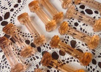 Stojaczki koziołki rozalinowe szkło