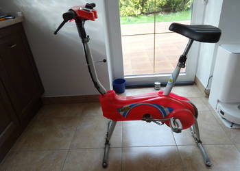 Rowerek stacjonarny dla seniora.