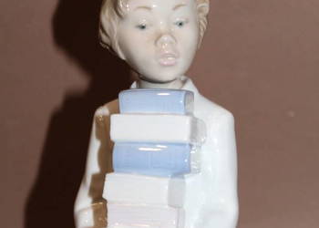 Figurka chłopca z książkami NAO, Lladro nr 144