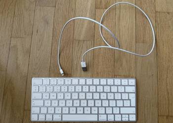 Klawiatura bezprzewodowa Apple z kablem zasilającym