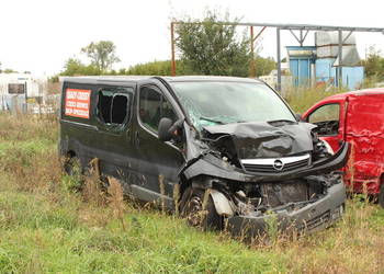Opel Vivaro po uderzeniu na części ubezpieczony przegląd