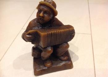 Stara Figura Figurka Rzeźba z Wosku Pszczelego Grajek z Harmonią