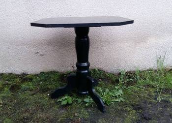 Czarny kwadratowy stół na jednej nodze 010