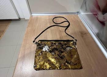 Piękna torebka wizytowa z srebno-złotymi cekinami