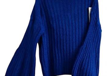 Wiralowy sweter w kolorze chabru, rękawy dzwonek.