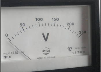 Woltomierz tablicowy NFe do 250V stałego , MER-72 TM ; ERA