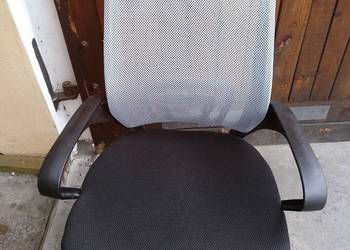 Wygodny fotel biurowy z siateczkowym oparciem i tapicerowanym siedziskiem.