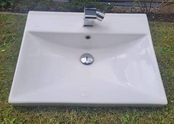 Umywalka ceramiczna z baterią i czarnym stelażem metalowym po demontażu