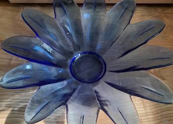 Patera-kwiat- szkło kobaltowe PRL Vintage