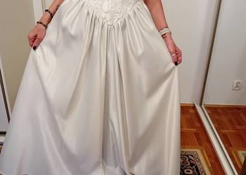 suknia ślubna z perłowej satyny