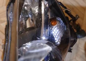 Mazda 2 lewa lampa przednia DB5J-51040