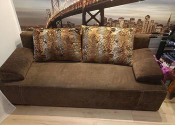 Łóżko z poduszkami w dobrym stanie