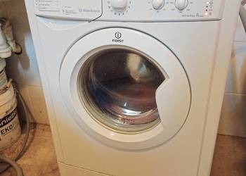 Pralka Indesit wąska.