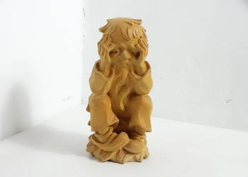 Drewniana, ręcznie rzeźbiona figurka – Skrzat / Krasnal Frasobliwy (22 cm)