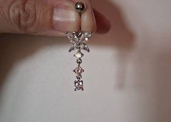 Kolczyk do pępka wiszący motyl