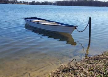 Łódka wiosłowa płaskodenna z wiosłami.