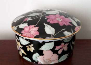 Puderniczka porcelanowa ze kwiatowym wzorem, Japonia