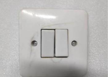 Wyłącznik podwójny  firmy Elma 6A  250V  typ. ART 1100