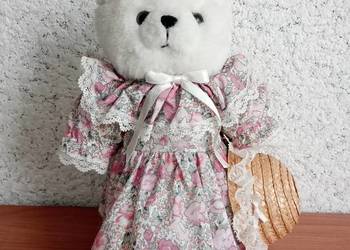 miś w ubranku na stojaku - kolekcjonerski miś w ubranku na stojaku - kolekcjonerski