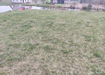 Działka budowlana z budynkiem nad stawem