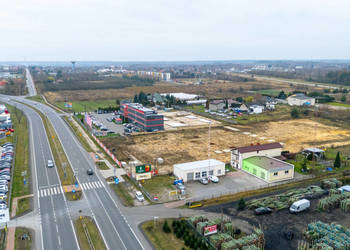 Lokal przy trasie E7 z parkingiem i biurem