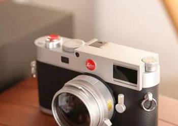 Srebrny model aparatu Leica