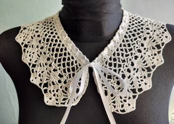 Biały szydełkowy kołnierzyk