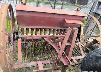 Siewnik do zboża Meprozet 13 lejków, przerobiony do traktora