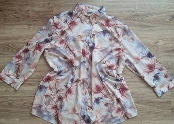 Piękna pudrowa wiosenna koszula w kwiaty 50 plus size Malva