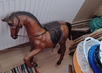 KOŃ ZE SKÓRY CIĘŻKI DAWNE CZASY PRLU JEDNA NOGA PODNIESIONA