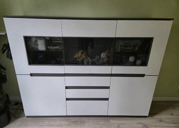 Komoda Klose 181 cm dąb kamienny, biel + LED – kredens witryna